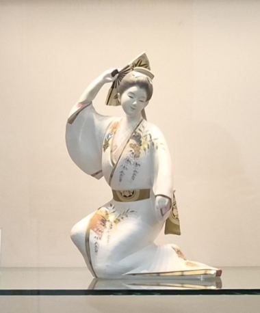 A Hakata Ningyo clay doll titled 'shu no mai'